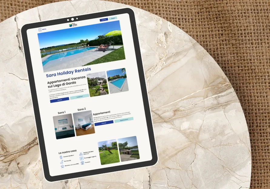 Tablet su un tavolo di marmo dove si vede la schermata iniziale del sito web di sara holiday rentals