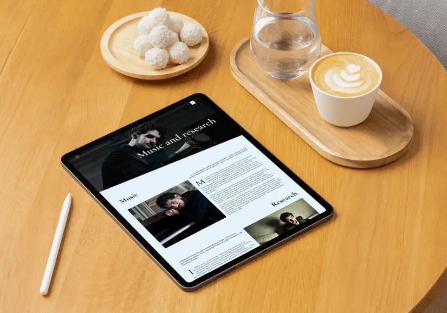 Tablet su tavolo che mostra sito web del pianista Federico Ercoli